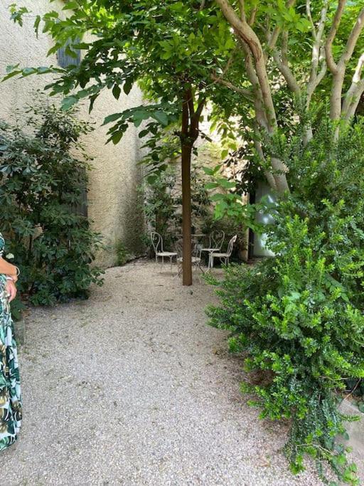 Appartement Eygalieres Avec Petit Jardin Bagian luar foto