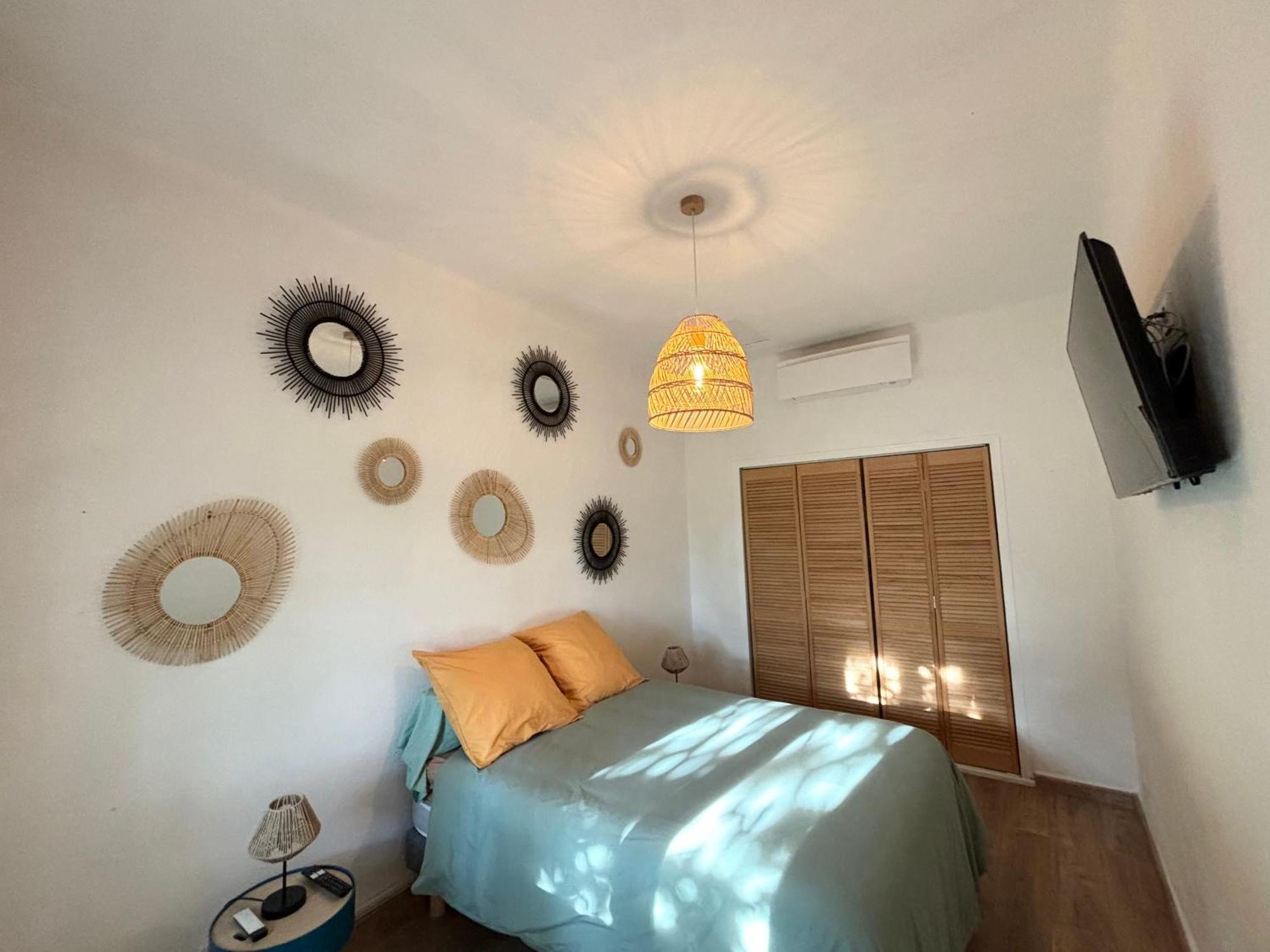 Appartement Eygalieres Avec Petit Jardin Bagian luar foto