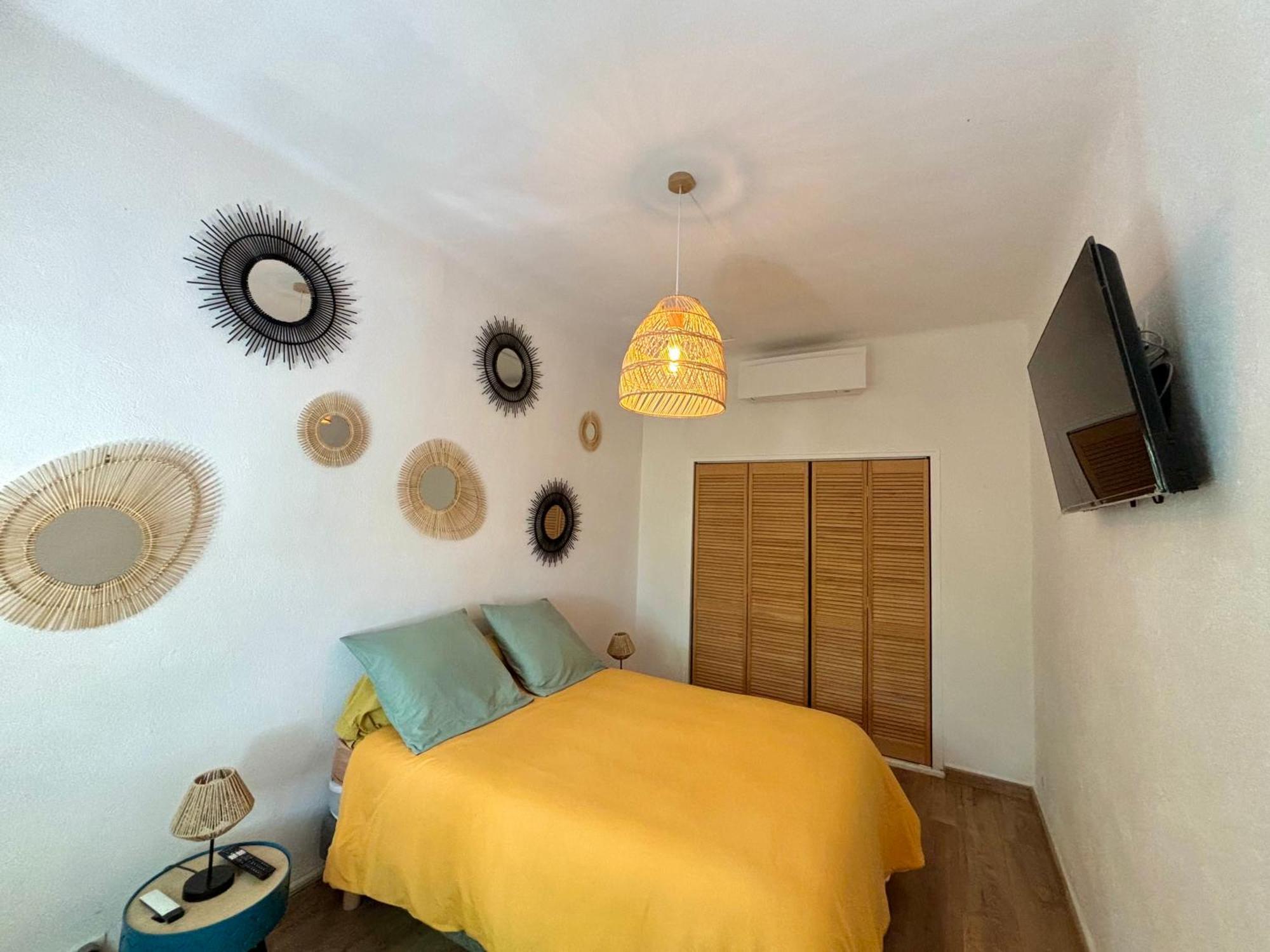 Appartement Eygalieres Avec Petit Jardin Bagian luar foto